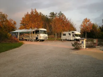 Stellplatz - Wohnmobilstellplatz 2 Pers., Strom 10A - Camping LE CLOS DE LA LERE