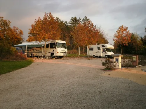 Aire Camping-Car  - 40M² - Avec Électricité 10A