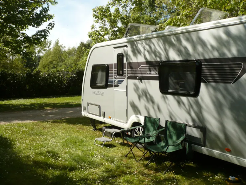 Forfait Camping 1 Emplacement  Tente, Caravane Ou Camping-Car - 100M² - Avec Électricité 10 A