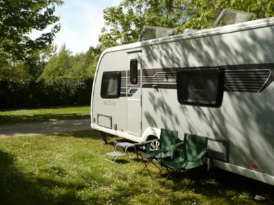 Package (1 tent, caravan or motorhome / electricity 10A)- 100m²