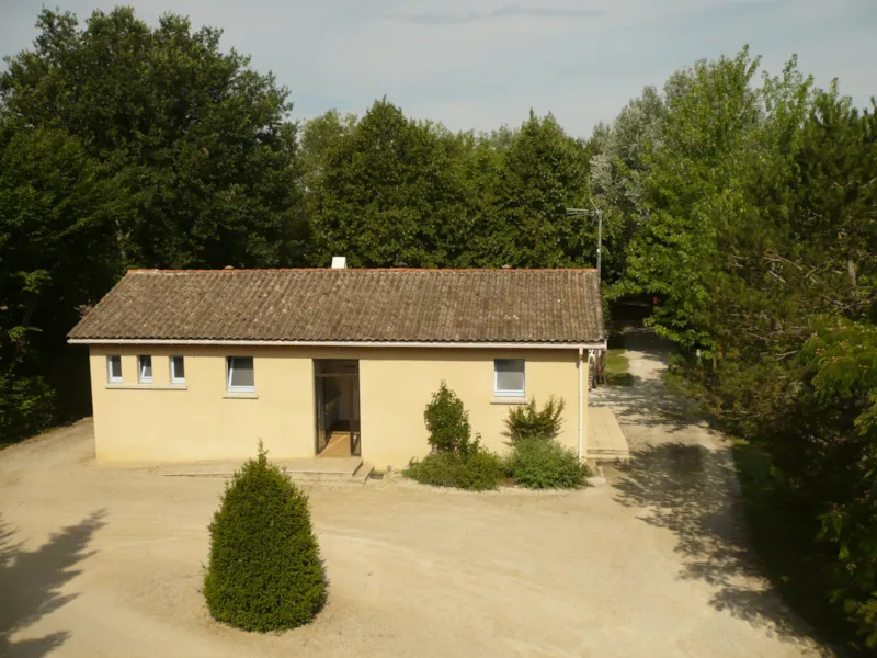 Forfait Camping 1 Emplacement  Tente, Caravane Ou Camping-Car - 100M² - Avec Électricité 10 A