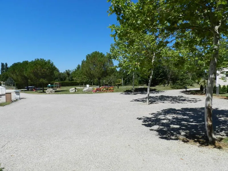 Aire Camping-Car  - 40M² - Avec Électricité 10A