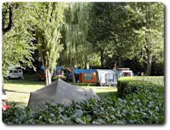 Emplacement - Emplacement + Camping-Car + Électricité 6A - Camping Arvier