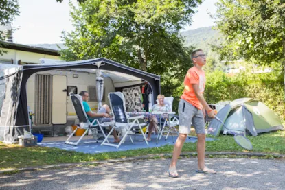 Piazzola Verde: 80/90Mq + Tenda/Roulotte O Camper + Elettricità 6 Ampere