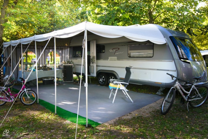 Emplacement Bleu : 80/100mq + tente/caravane ou camping-car + électricité 6 Ampere
