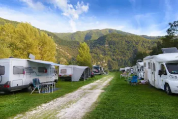 Stellplatz - Premium Stellplatz: 2 Personen, Fahrzeug + Strom - Camping Village Lago Arsiè***