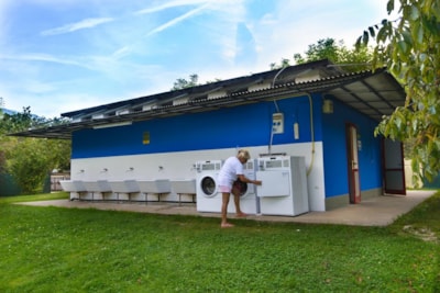 Premium Pitch: 2 people, vehicle and electricity — 6