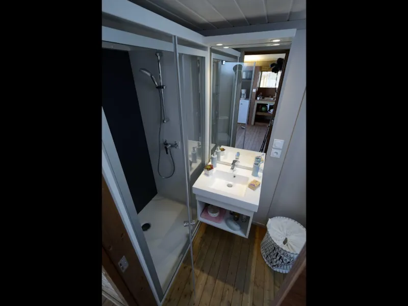 Modern Lodge Avec Sanitaires