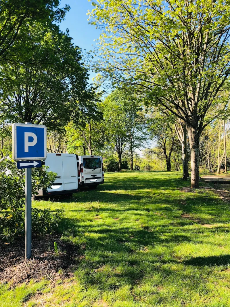 Place De Parking Dans Le Camping - Gardiennage Véhicule - Garage Mort