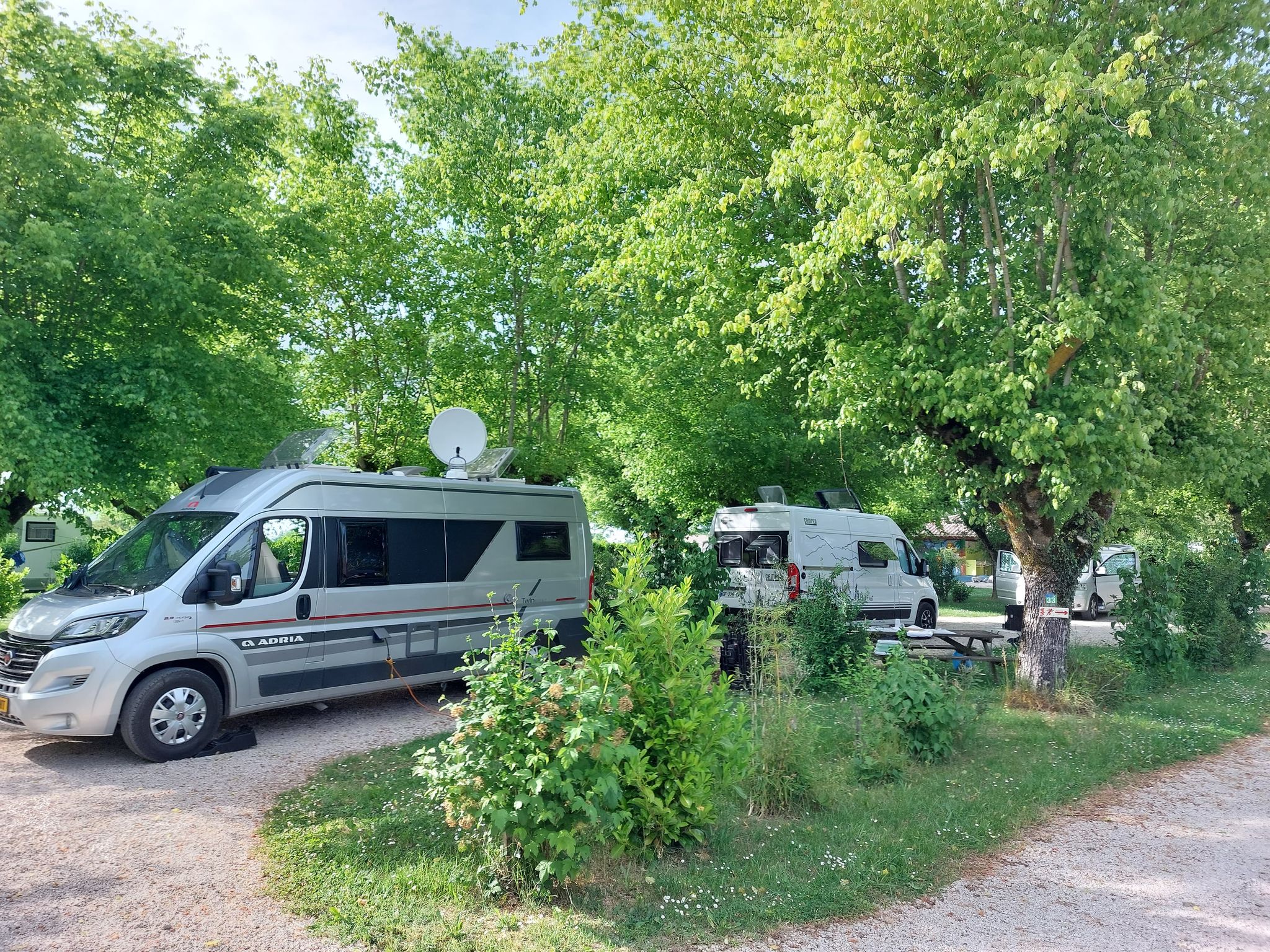 Emplacement CONFORT Semi stabilisé - Van/caravane/camping-car avec électricité