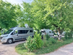 Kampeerplaats(en) - Pitch Confort Semi Stabilized - Van/Caravan/Camper With Electricity - Camping LE CLOS LALANDE