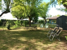 Stellplatz - Stellplatz Mit Ausgestatteter Hütte, Picknicktisch Und Strom - Camping LE CLOS LALANDE