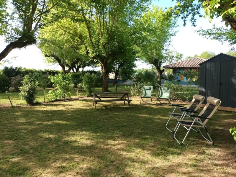 Emplacement avec CABANE équipée, table de pique-nique et électricité
