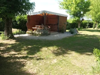 Stellplatz - Stellplatz Mit Strohhütte Küche Und Strom - Camping LE CLOS LALANDE