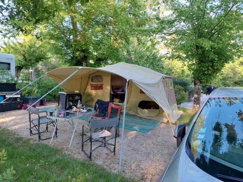 Emplacement de camping semi stabilisé avec électricité