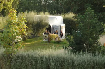 Stellplatz - Stellplatz Nature (Zelt, Wohnwagen, Wohnmobil / 1 Auto) - Flower Camping La Grande Plage