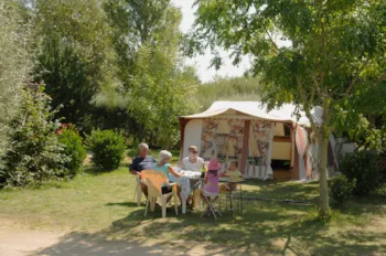 Stellplatz - Stellplatz Confort (Zelt, Wohnwagen, Wohnmobil / 1 Auto / Strom 10A) - Flower Camping La Grande Plage