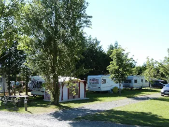 Stellplatz - Stellplatz Confort (Zelt, Wohnwagen / 1 Auto / Strom 10A) - Camping Les Mouettes