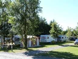 Kampeerplaats(en) - Basisprijs Comfortplaats (1 Tent, Caravan / 1 Auto / Elektriciteit 16A) - Camping Les Mouettes