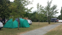 Kampeerplaats(en) - Basisprijs Natuurplaats (1 Tent, Caravan  / 1 Auto) - Camping Les Mouettes