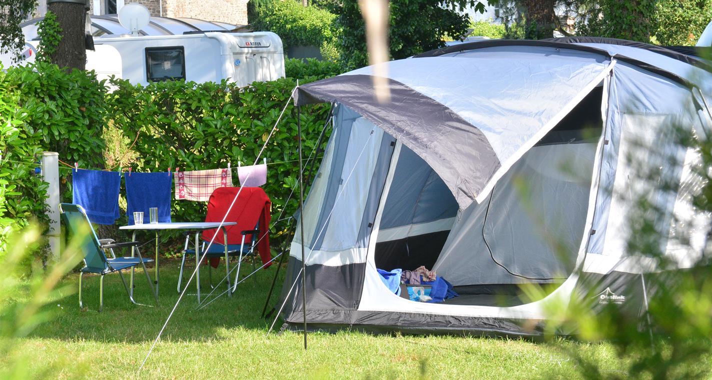 Emplacement - Forfait Emplacement : Voiture + Tente / Caravane Ou Camping-Car - Camping La Touesse