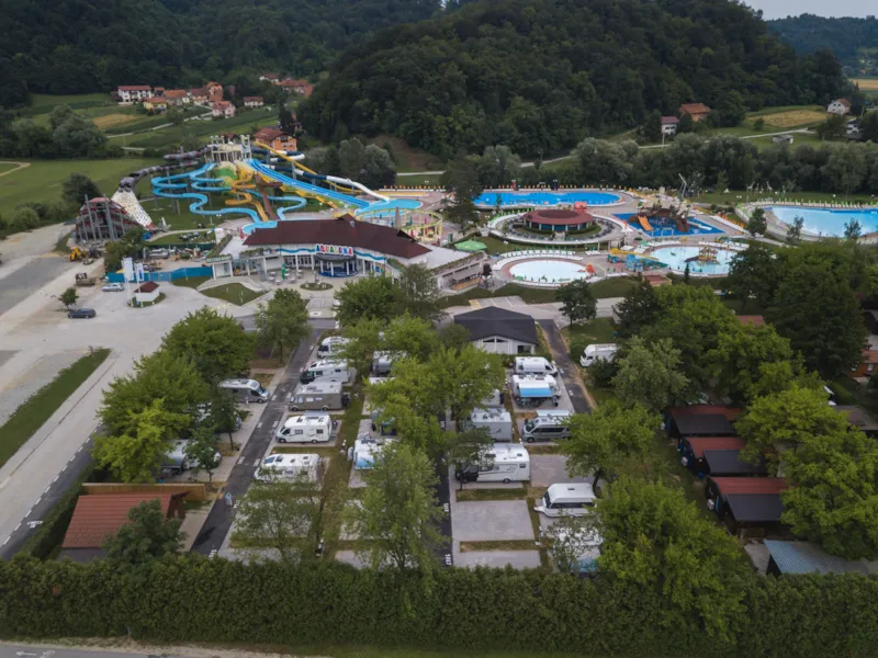 Emplacement + 1 Voiture + Tente, Caravane Ou Camping-Car