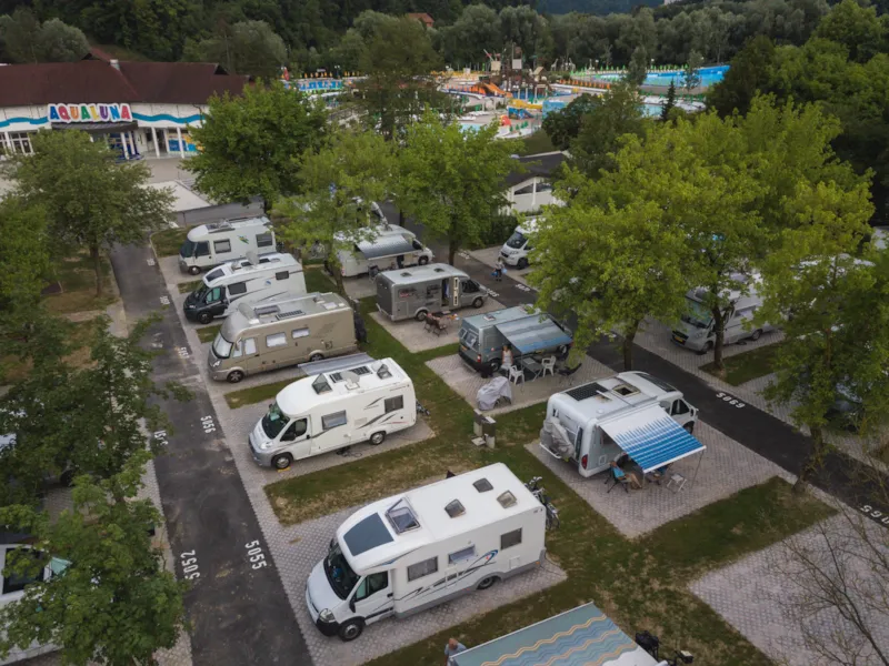 Emplacement + 1 Voiture + Tente, Caravane Ou Camping-Car