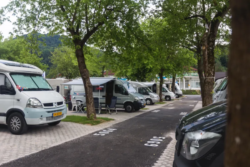 Emplacement + 1 Voiture + Tente, Caravane Ou Camping-Car