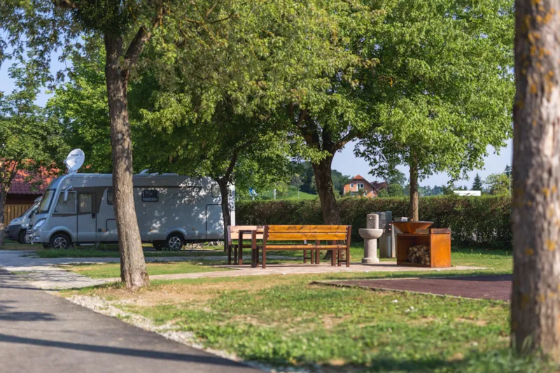 Emplacement + 1 Voiture + Tente, Caravane Ou Camping-Car