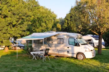 Stellplatz - Stellplatz + Fahrzeug - Camping Au Bord de Loire