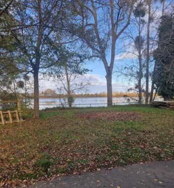 Stellplatz - Pauschalpreis Für Stellplatz Am Ufer Der Loire + 1 Fahrzeug (Motorrad, Pkw, Van): Strom Inklusive - Camping Au Bord de Loire