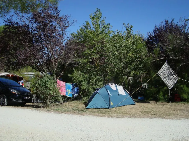 Emplacement + 1 Voiture + Tente, Caravane Ou Camping-Car