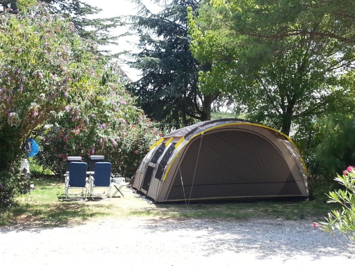 Emplacement + 1 Voiture + Tente, Caravane Ou Camping-Car