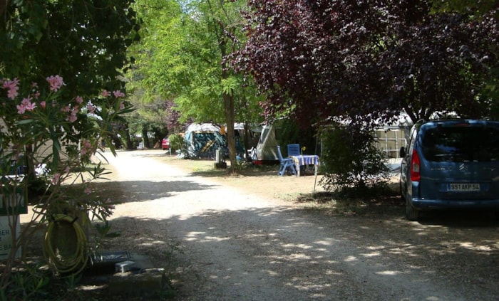 Emplacement + 1 Voiture + Tente, Caravane Ou Camping-Car