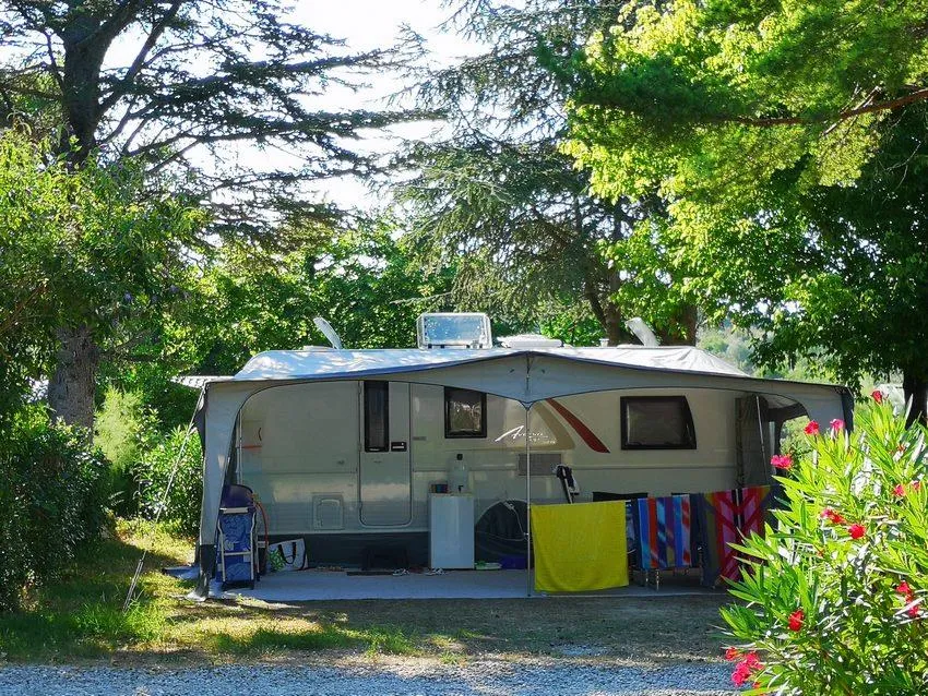 Standplaats + 1 auto + tent, caravan of camper