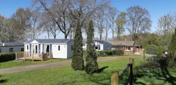 Mietunterkunft - Mobilheim Cottage 2 Zimmer 35 - Camping Le Balcon de la Baie