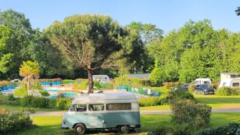 Stellplatz - Pauschale Stellplatz (Mindestens 7 Nächte) Strom - Camping Le Balcon de la Baie