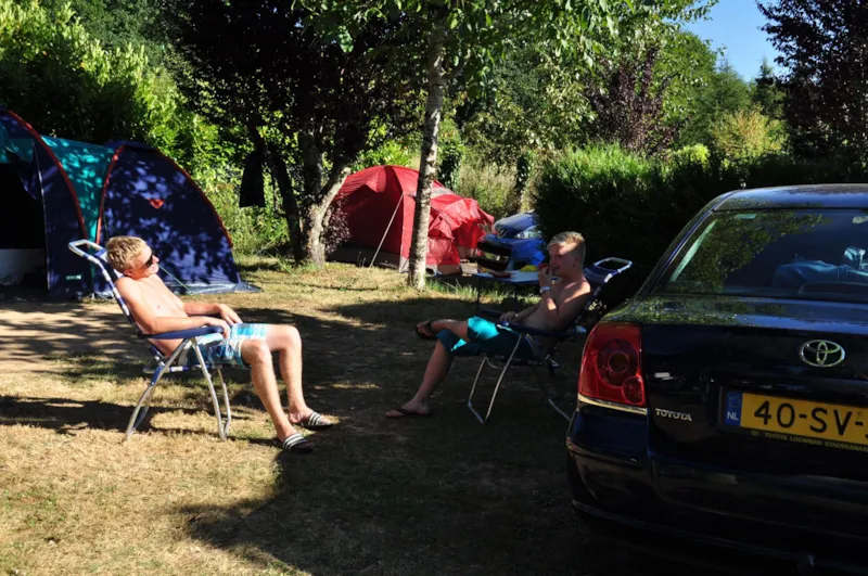 Emplacement Tente/Caravane/Camping-Car (Inclus 2 Pers.)