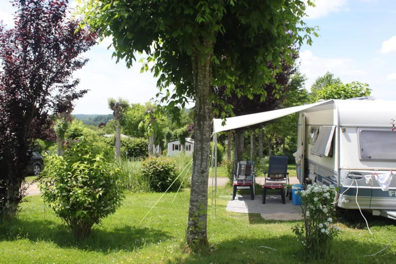 Emplacement Tente/Caravane/Camping-Car (Inclus 2 Pers.)
