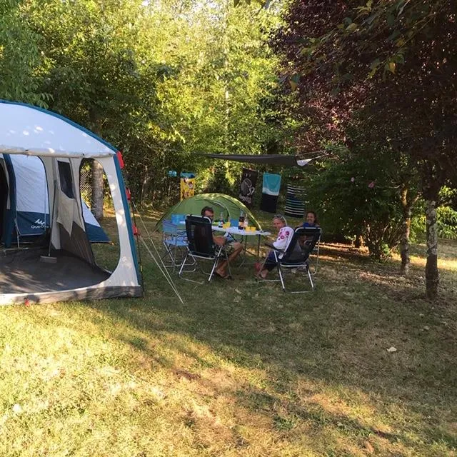 Emplacement Tente/Caravane/Camping-Car (Inclus 2 Pers.)