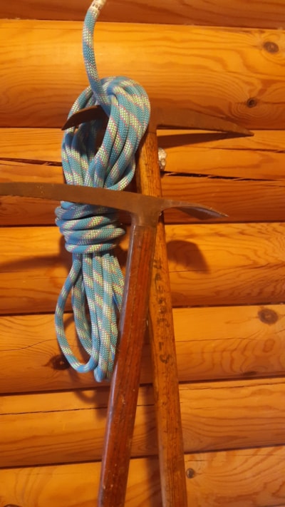Mountaineer's chalet-  2 bedrooms = sheets +towels + cleaning — 2