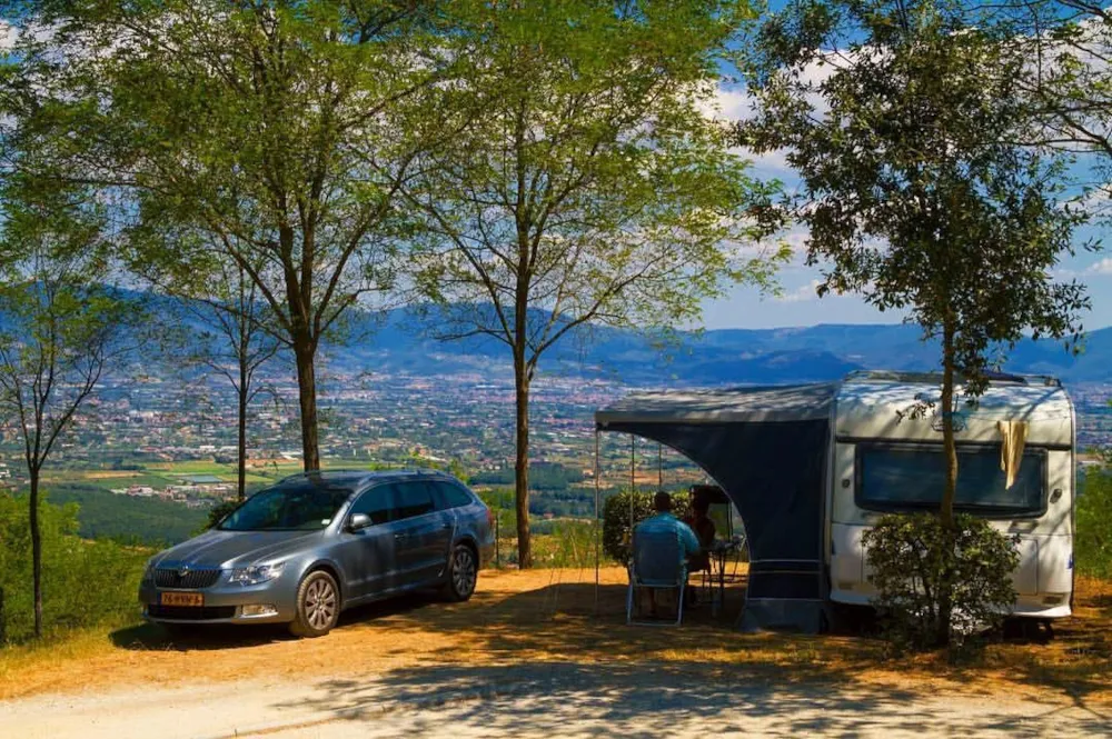 Maxi Standplaats 80-100m²: auto + tent / caravan of kampeerauto + elektriciteit