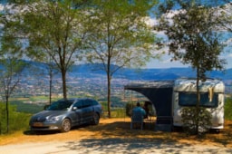 Stellplatz - Maxi Stellplatz 80-100M²: Auto + Zelt/Wohnwagen Oder Wohnmobil + Strom - Camping Barco Reale