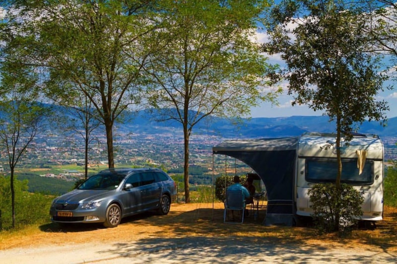Maxi Emplacement 80-100m² : voiture + tente/caravane ou camping-car + électricité