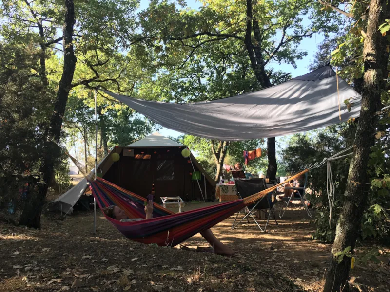 Maxi Emplacement 80-100M² : Voiture + Tente/Caravane Ou Camping-Car + Électricité