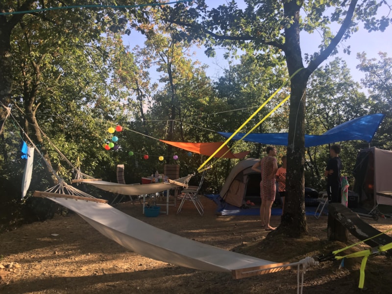 Super Maxi Emplacement 101-135m² : voiture + tente/caravane ou camping-car + électricité