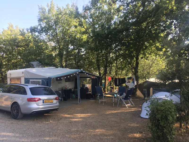 Super Maxi Emplacement 101-135M² : Voiture + Tente/Caravane Ou Camping-Car + Électricité