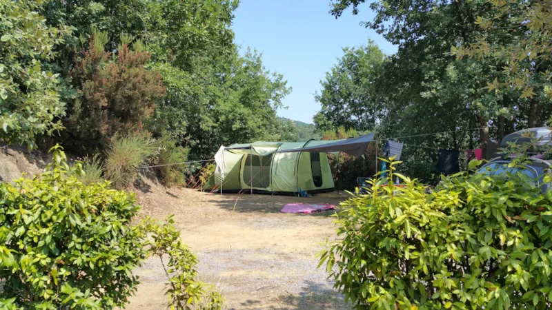 Super Maxi Emplacement 101-135M² : Voiture + Tente/Caravane Ou Camping-Car + Électricité