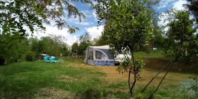 Exclusive Pitch 136-180m²: car + tent/caravan or camping-car + electricity — 2