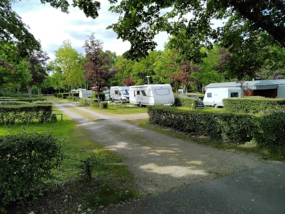 Pitch motor home, tent, caravan - between 80 & 100 m² -